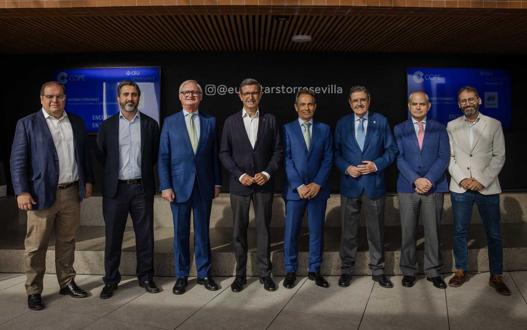 Antonio Fernández con el resto de autoridades y ponentes en un posado grupal al finalizar el encuentro.