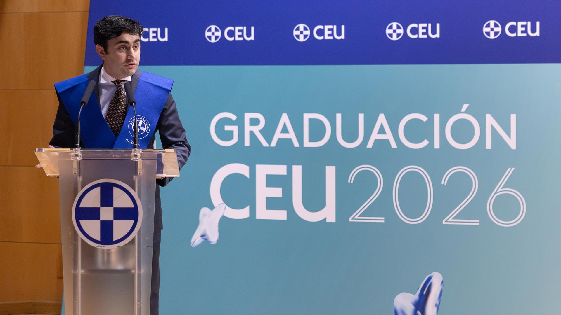 Egresado de máster en la CEU UF3 hablando en el estrado.