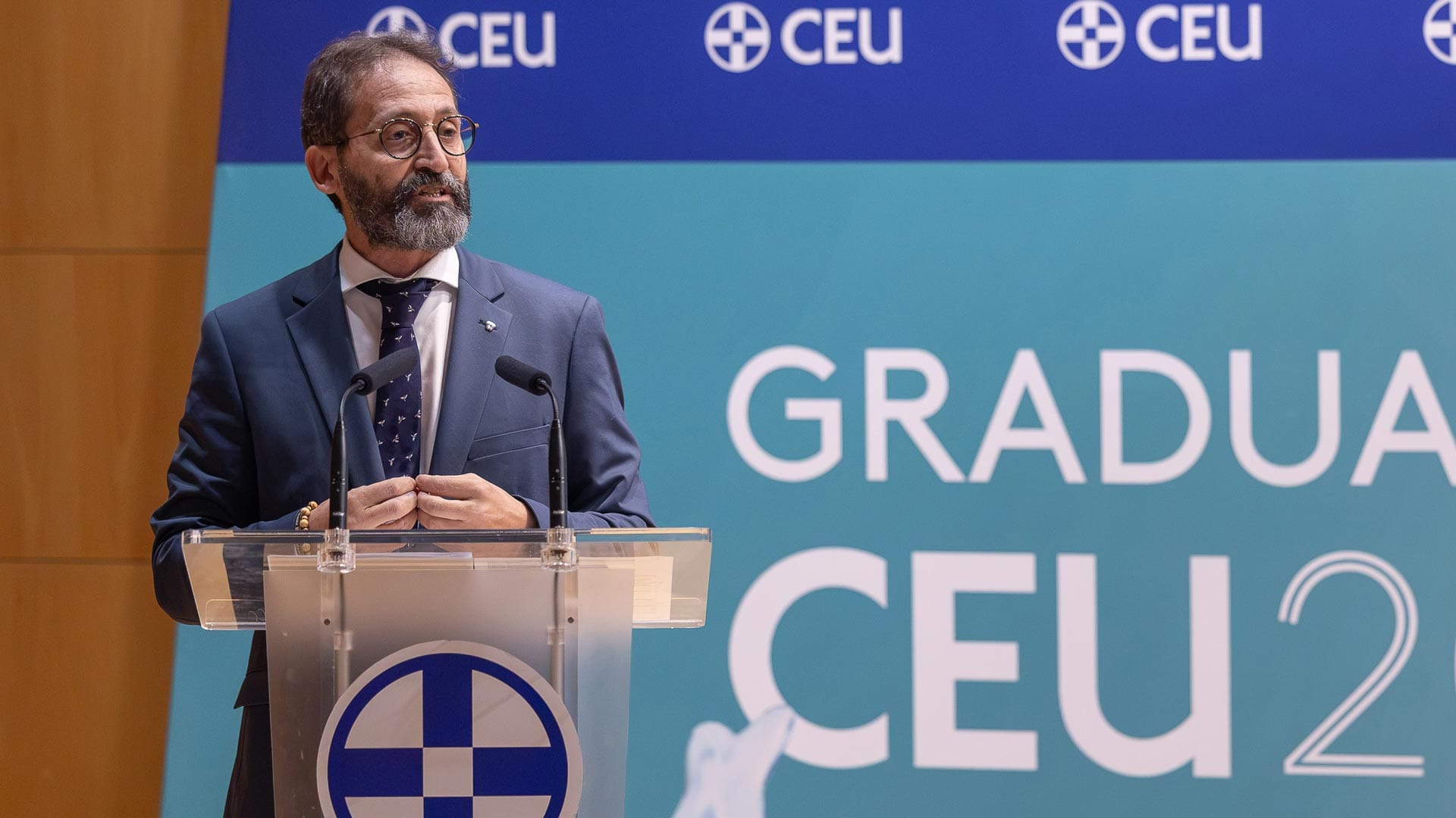 Ricardo Díaz interviniendo en el acto académico de máster en la CEU UF3.