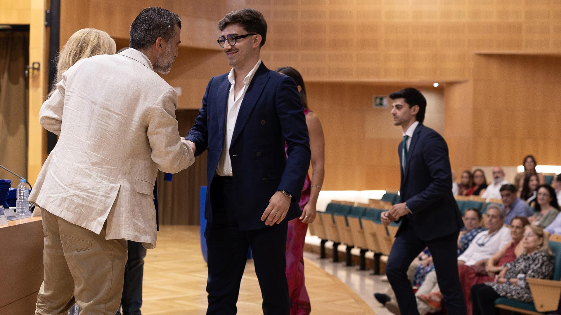 Entrega de diplomas a estudiantes del máster en la CEU UF3 durante la ceremonia de graduación.