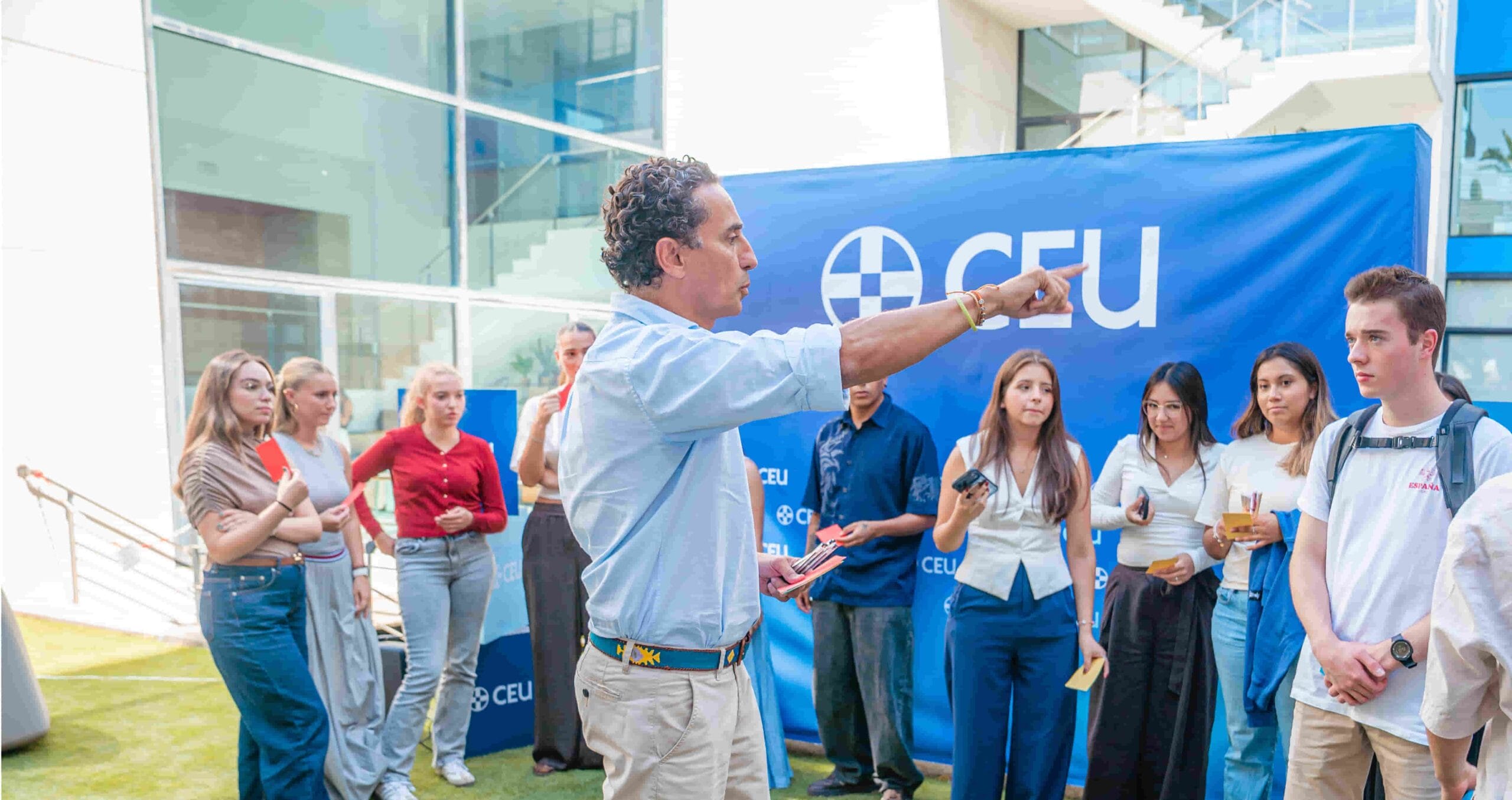 Enrique Carvajal dirige una dinámica para estudiantes internacionales de la Universidad CEU Fernando III.