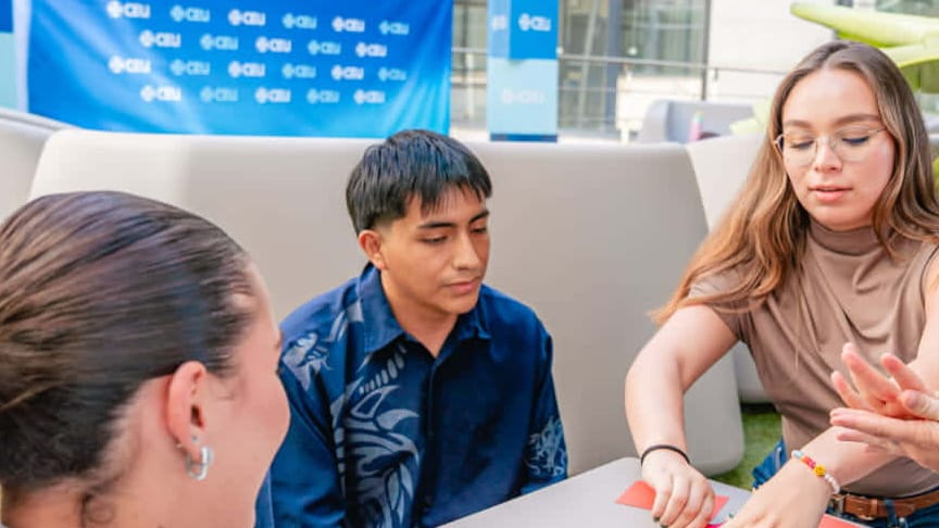 Intercambio de experiencias entre estudiantes internacionales en la CEU UF3
