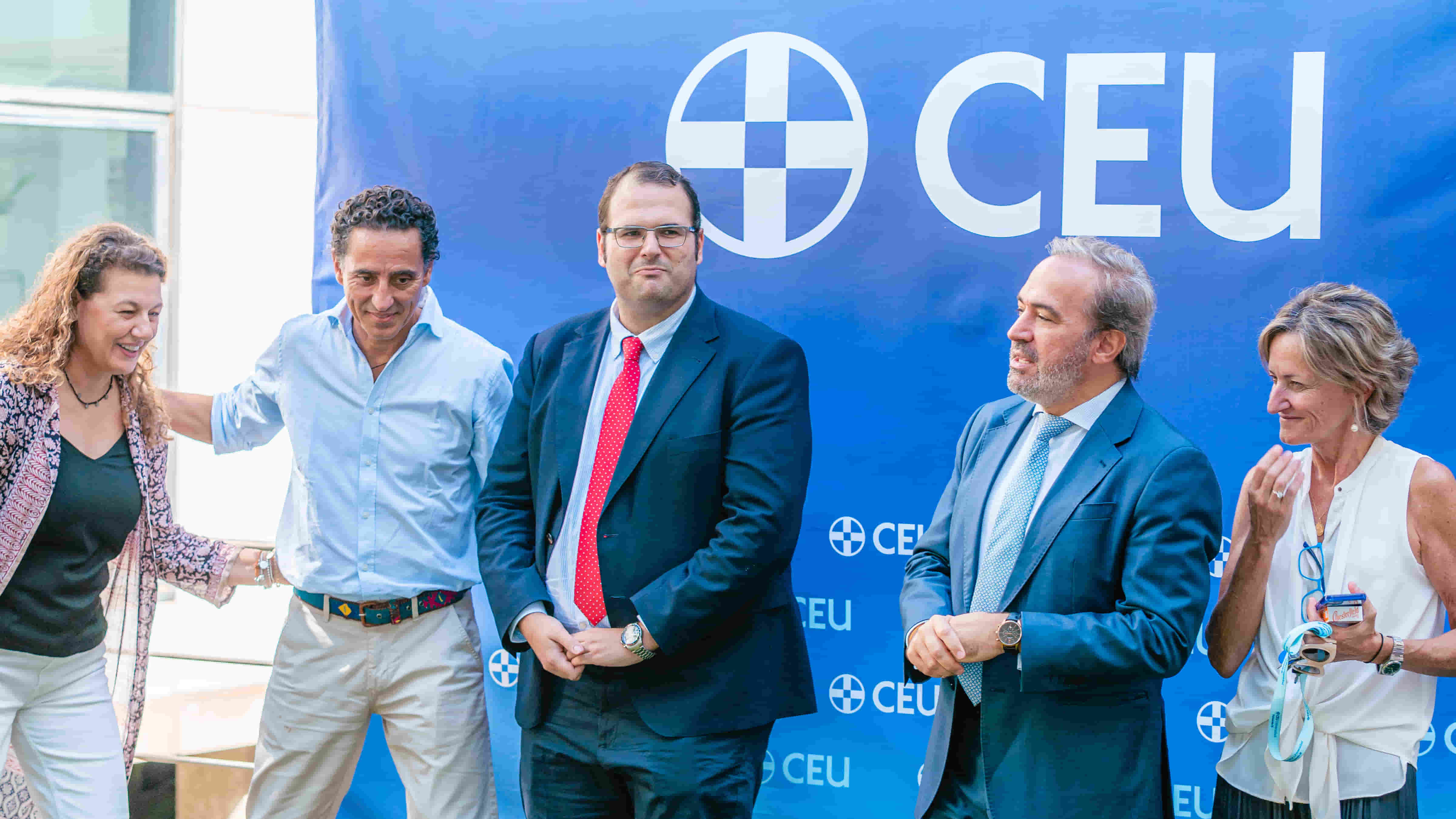Equipo de Internacionalización de la CEU UF3 durante la bienvenida a estudiantes internacionales.