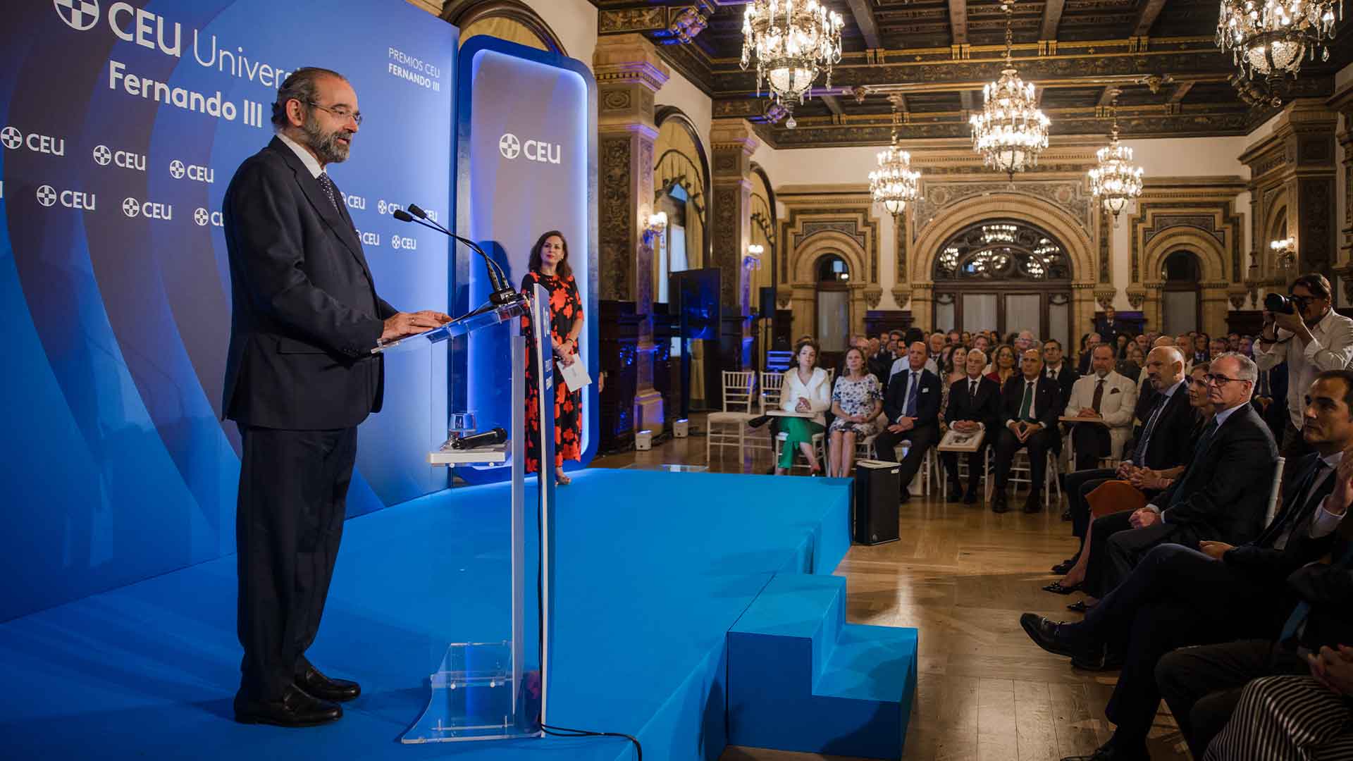 Alfonso Bullón de Mendoza, presidente del CEU, en los Premios CEU Fernando III 2026, celebrados en el Hotel Alfonso XIII de Sevilla.