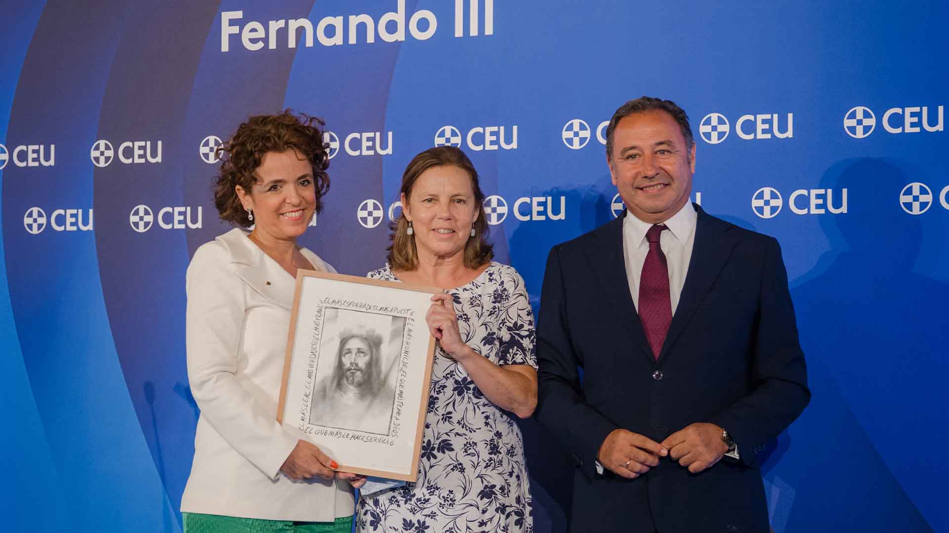 Alicia Latorre y Concha Román del Molino posan junto a su galardón en la ceremonia de los Premios CEU Fernando III 2026.