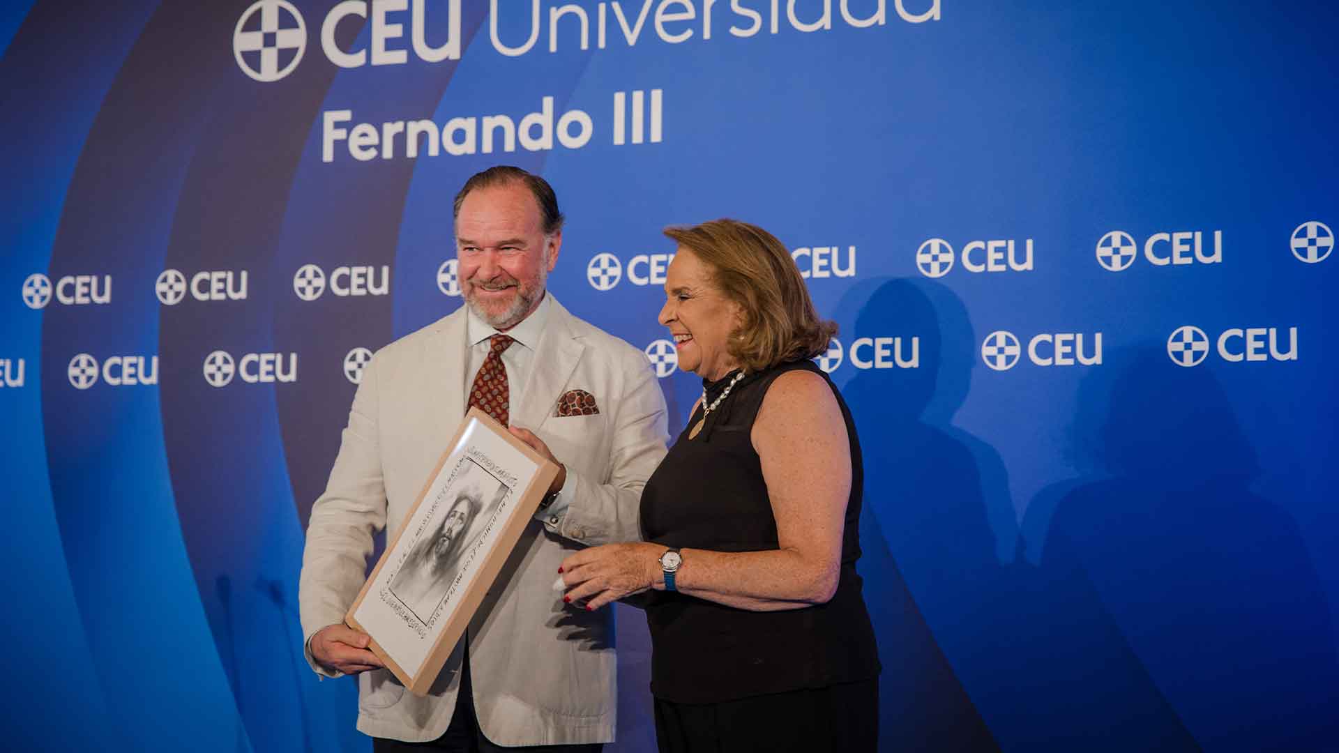 José Luis García-Palacios sonríe en el escenario al recibir su galardón durante la ceremonia de los Premios CEU Fernando III 2026.