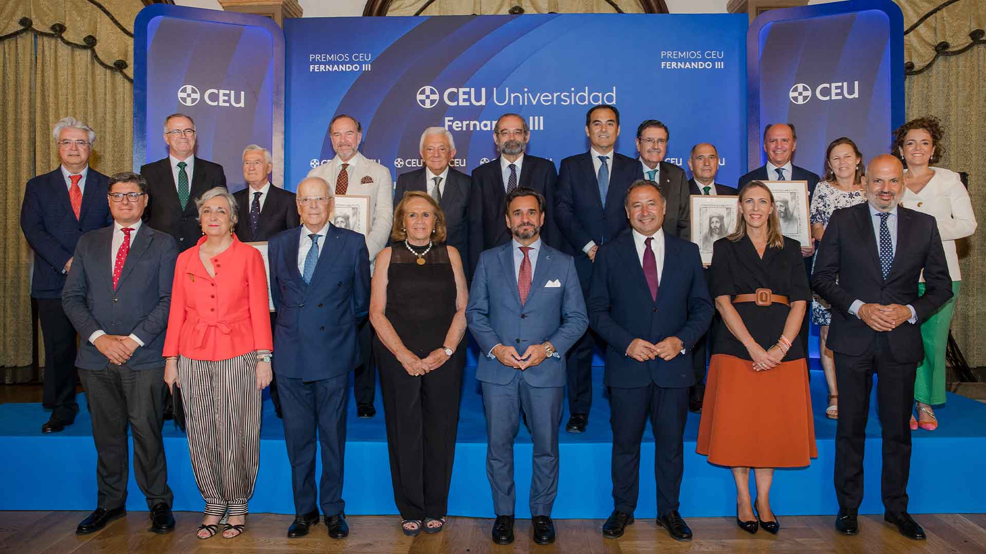 Premiados y miembros de la organización posan juntos en el escenario tras la entrega de los Premios CEU Fernando III 2026.