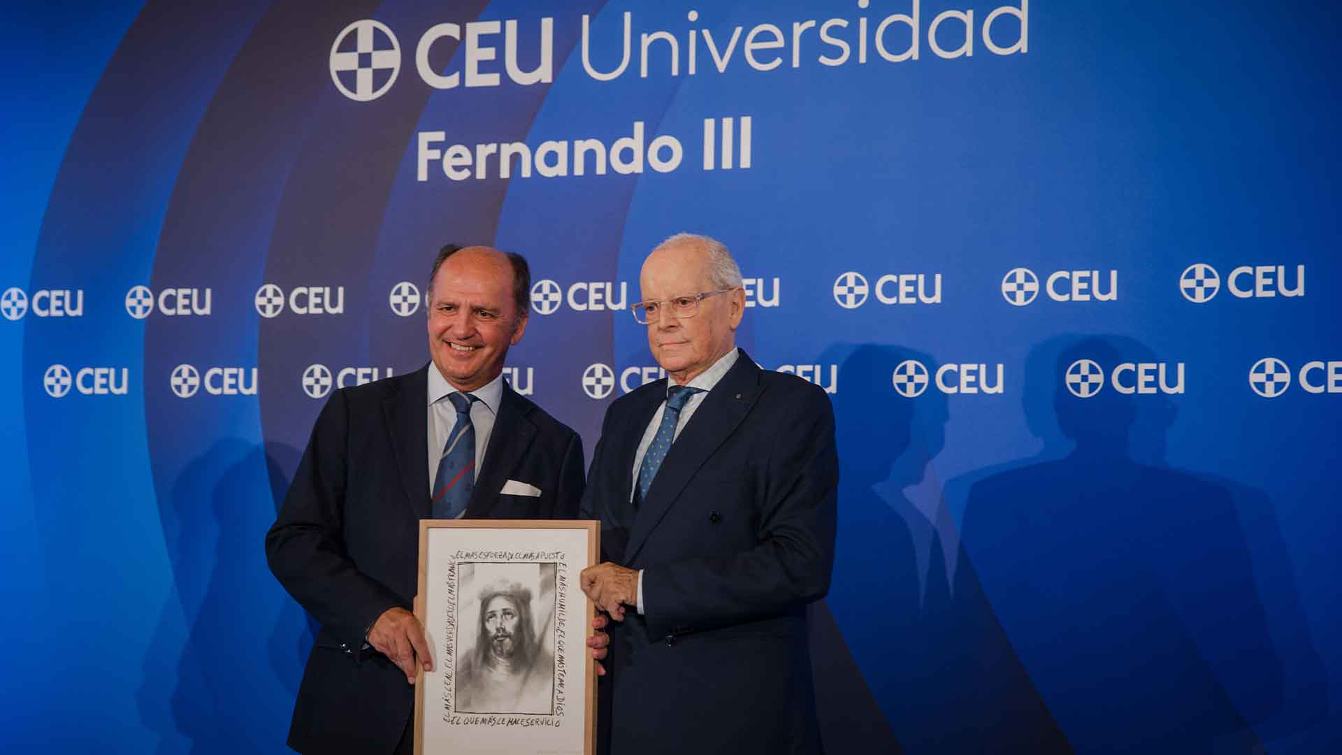Rodrigo Molina posa en el escenario tras recibir un reconocimiento en los Premios CEU Fernando III 2026