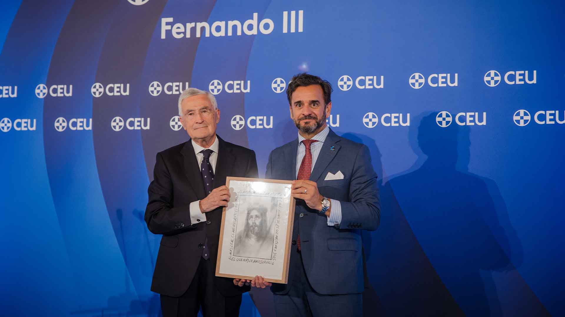 Santiago Martínez-Vares García posa en el escenario tras recibir su galardón en los Premios CEU Fernando III 2026.