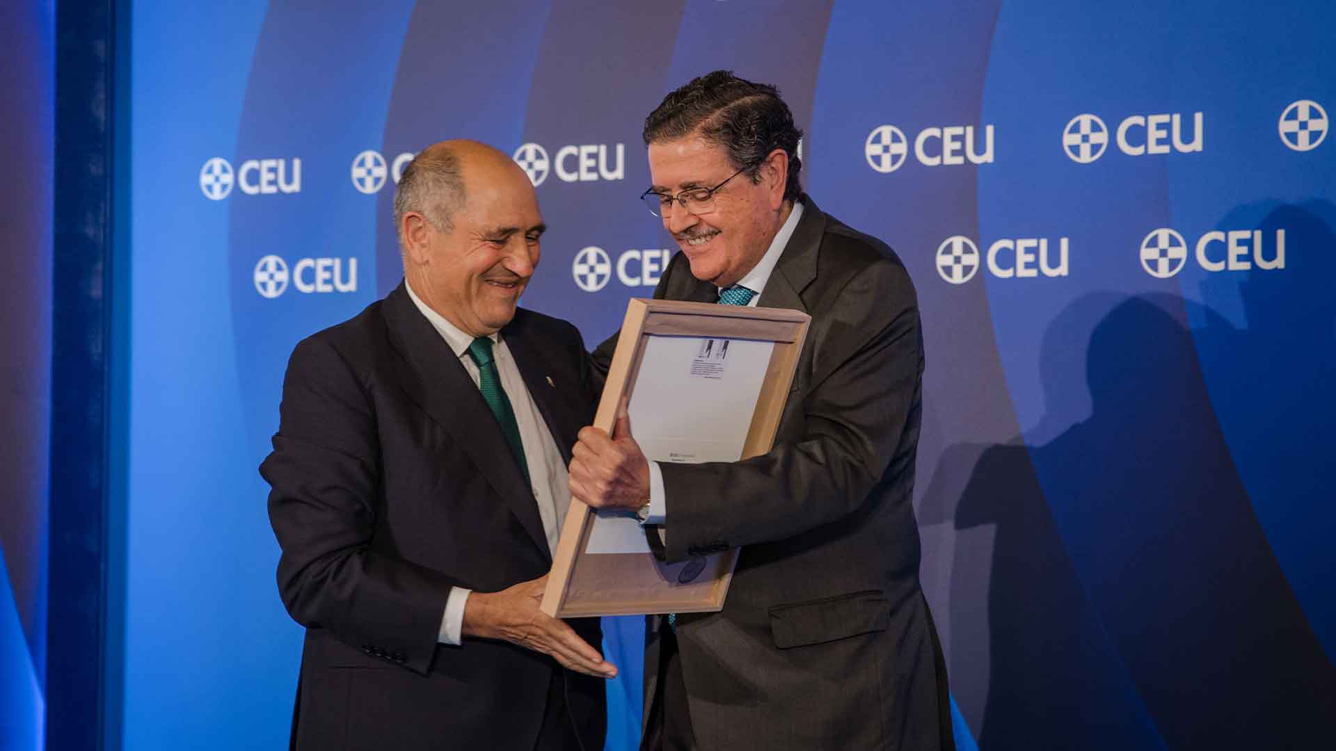 Vicente Martín González recibe su reconocimiento en el escenario durante la gala de los Premios CEU Fernando III 2026.