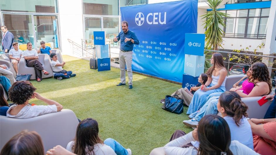 Santiago López presenta las actividades que ofrece el Servicio de Vida Universitaria de la CEU UF3 a los alumnos internacionales.