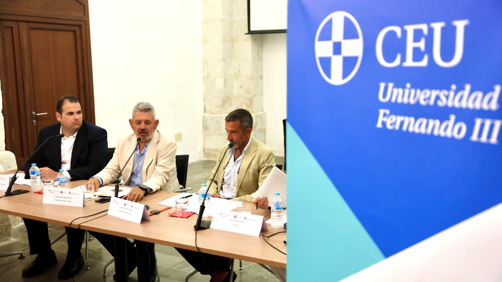 Primer plano de los ponentes que han participado en la mesa redonda durante la cuarta jornada del primer curso de verano de la CEU UF3
