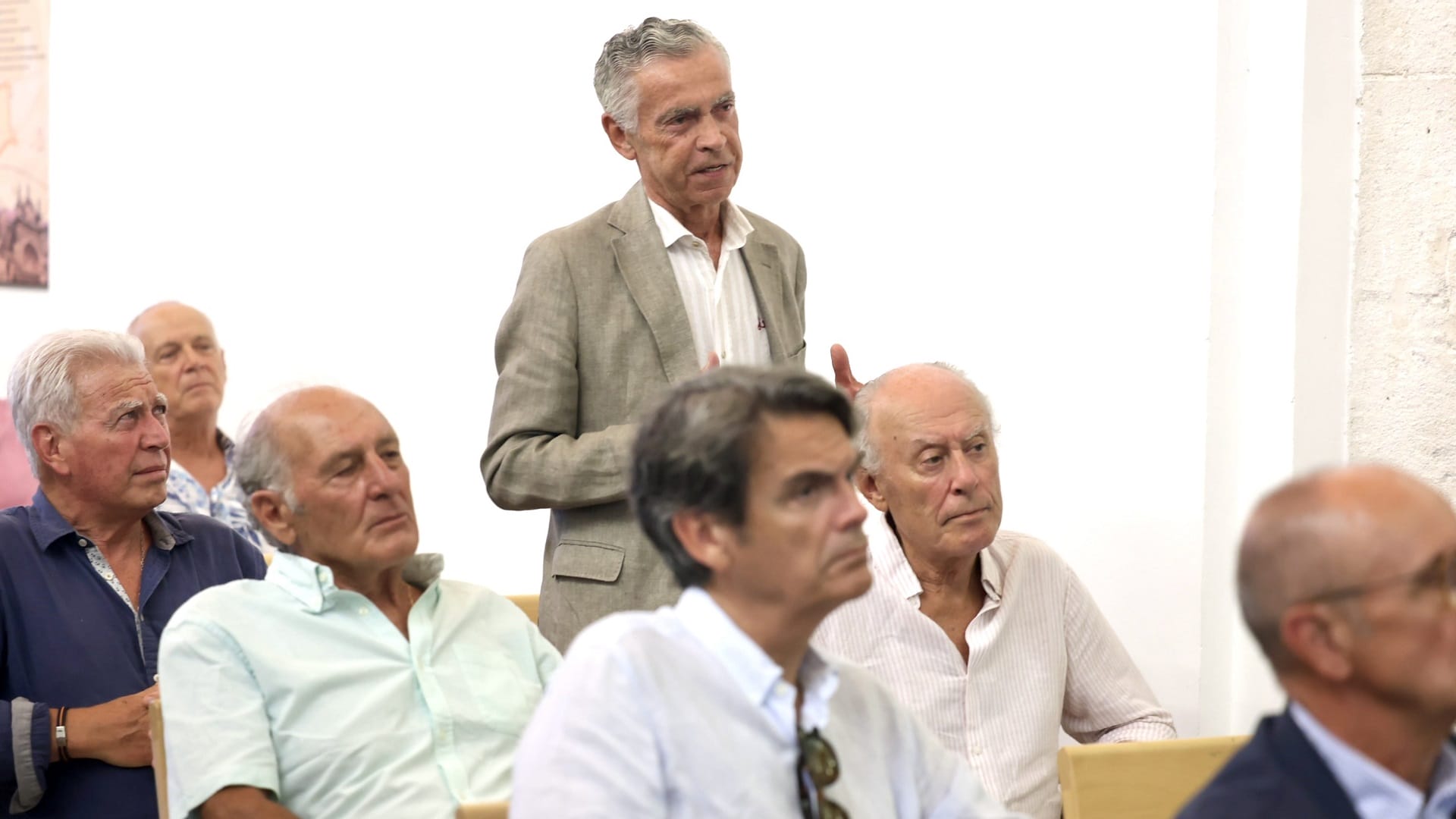 Asistente inicia el debate tras la jornada del primer curso de verano de la CEU UF3