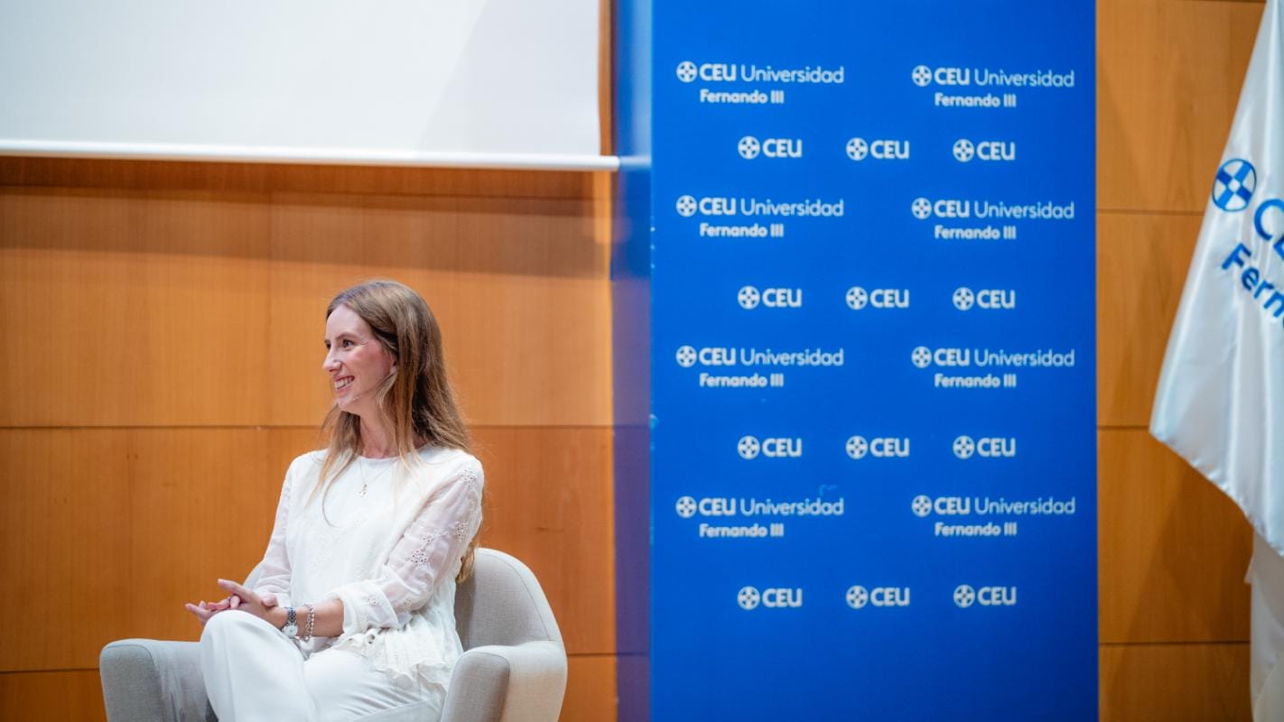 Paola Moreno, alumni CEU y fundadora de Briora Studio, una joyería online, comparte su experiencia con los alumnos del programa Diseña tu FUTURO de la CEU UF3.