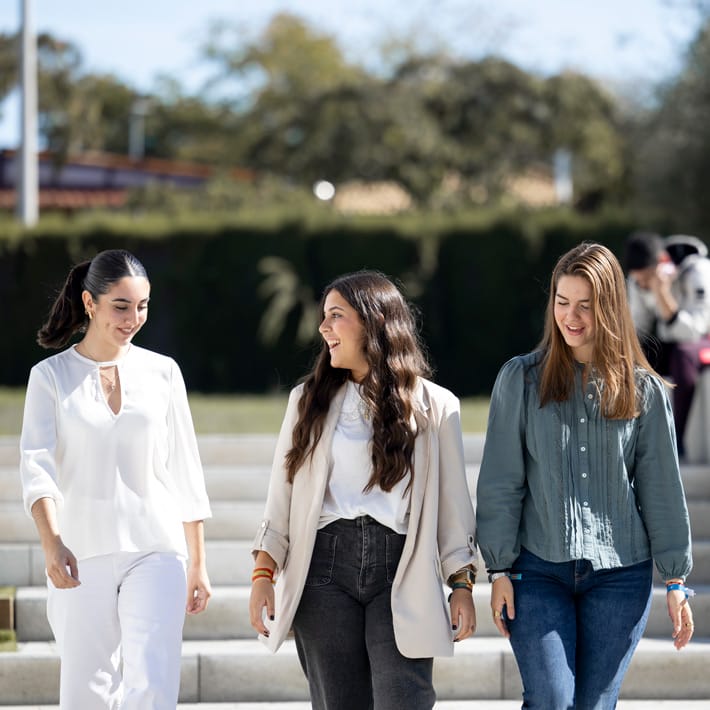 Alumnas acuden a informarse y reservar su plaza en la CEU UF3