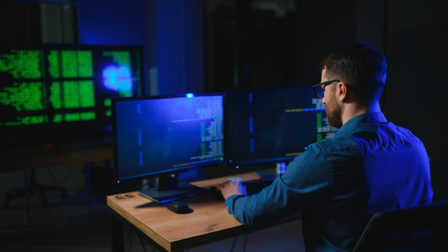 La ciberseguridad es un ámbito en constante evolución. Por ello, la formación continua resulta fundamental para acceder a nuevas oportunidades profesionales y mantenerse actualizado ante los cambios tecnológicos.
