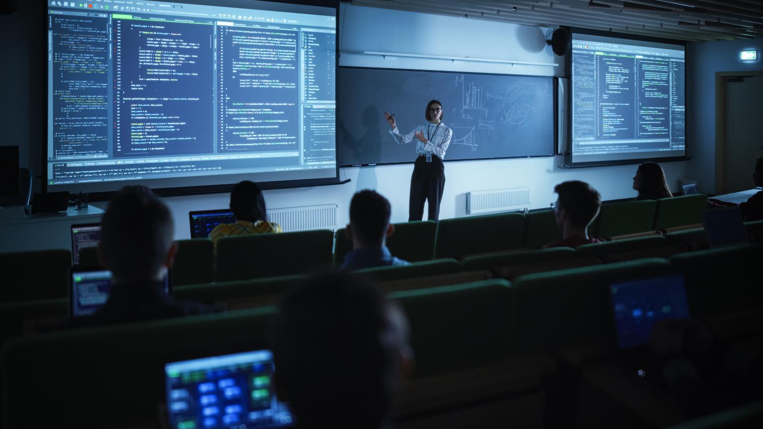 La Ingeniería de la Ciberseguridad se orienta específicamente a la protección de sistemas, redes e infraestructuras digitales.

