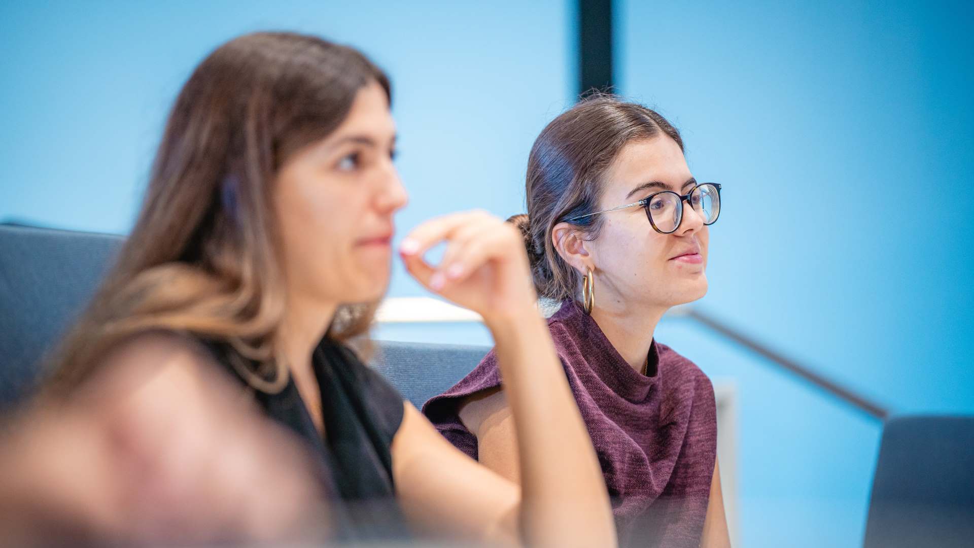 Chicas del público participan en la jornada de la CEU UF3 sobre inmigración irregular.