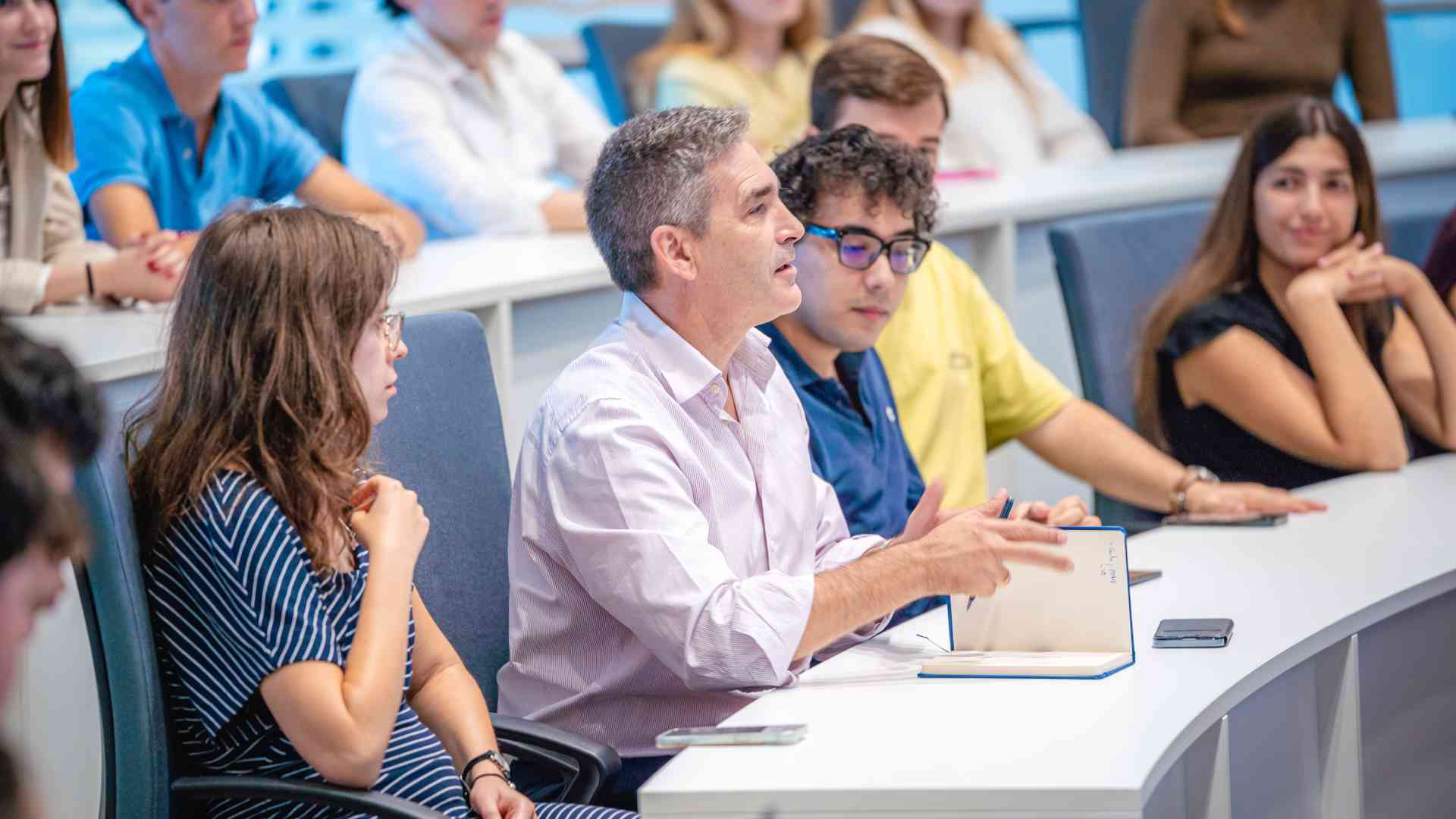 Asistente a la conferencia durante el turno de preguntas.