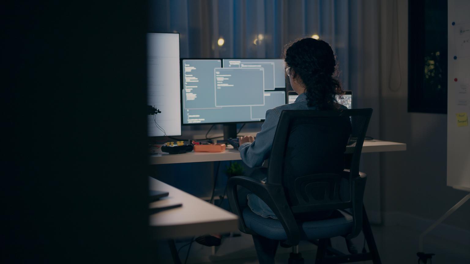 La inteligencia artificial permite detectar amenazas, analizar comportamientos sospechosos y automatizar la respuesta ante incidentes de seguridad.