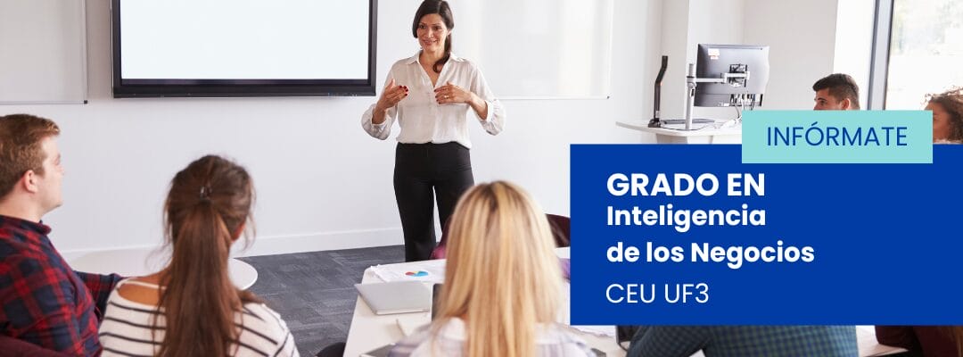 Profesora de la Universidad CEU Fernando III impartiendo clase mientras los alumnos atienden, en el grado en Inteligencia de los Negocios.
