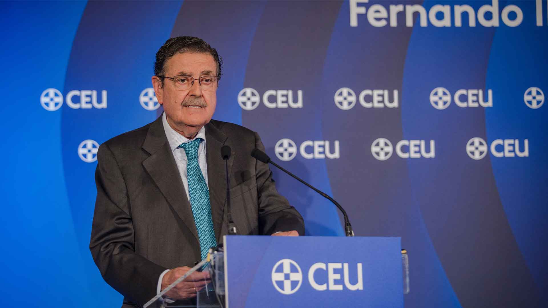 José Alberto Parejo, rector de la Universidad CEU Fernando III hablando detrás de un atril azul con el logotipo de CEU durante la entrega de los Premios CEU Fernando III.
