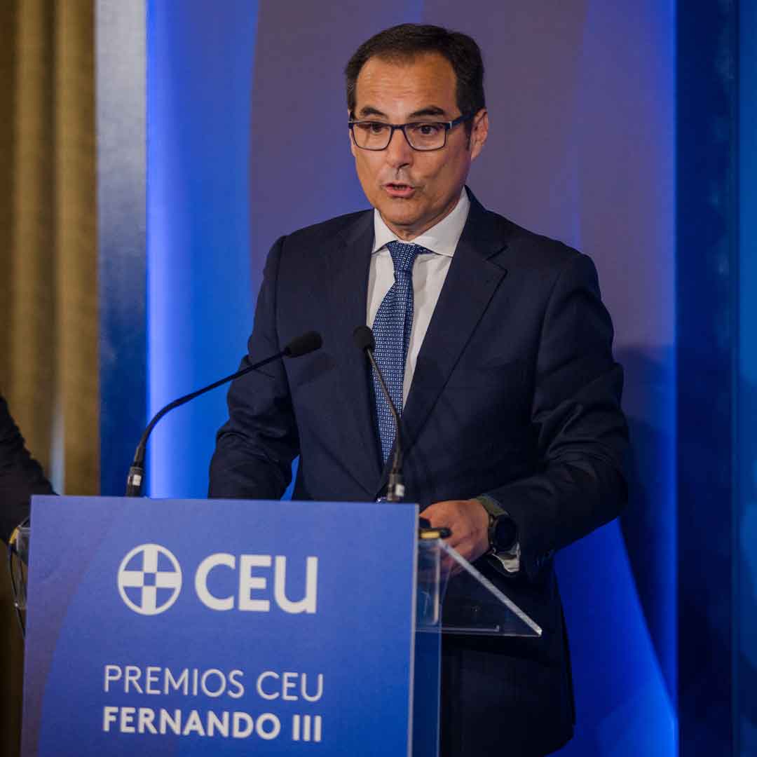 José Antonio Nieto Ballesteros interviene desde el atril en la gala de los Premios CEU Fernando III 2026