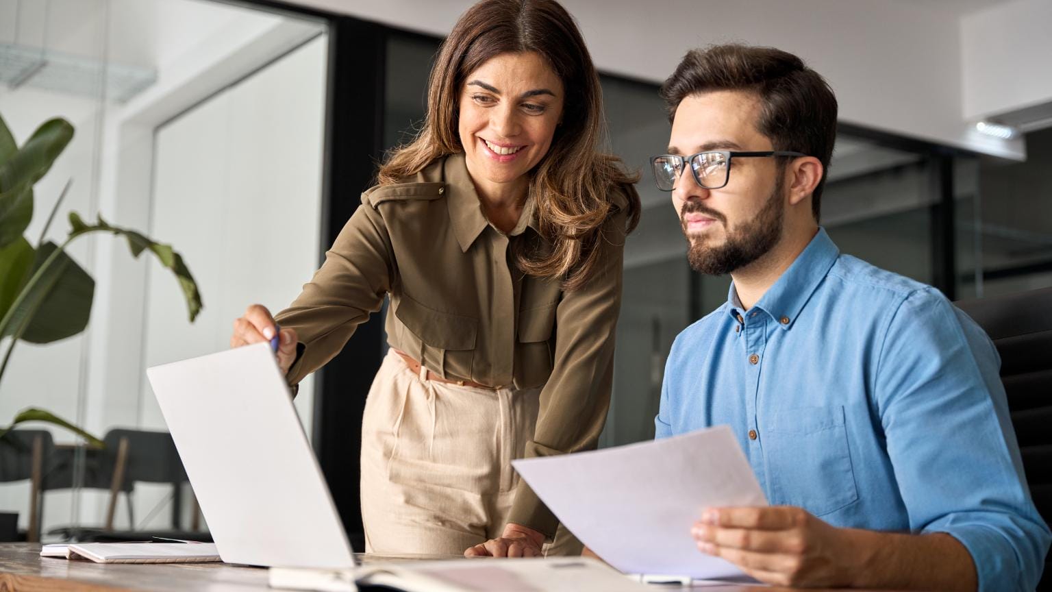 Profesora y alumno de legal tech en Sevilla
