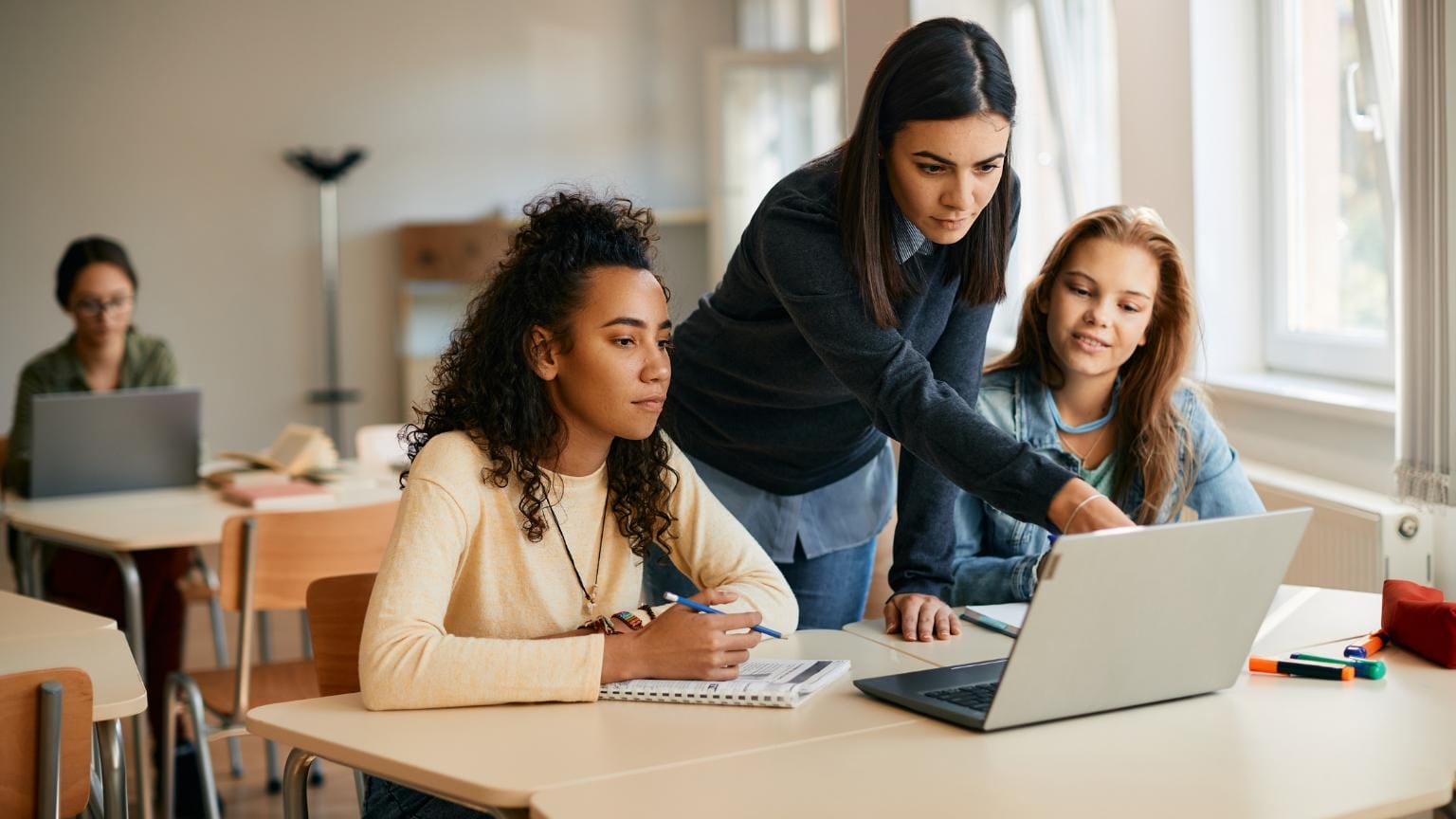 Profesora de CEU UF3 orientando a estudiantes del máster habilitante de profesor durante una actividad práctica en la Universidad CEU Fernando III, en Bormujos (Sevilla).
