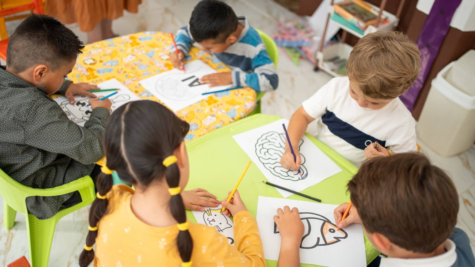 Grupo de niños realizando una actividad artística que estimula la Neurociencia Cognitiva, la creatividad y las habilidades cognitivas