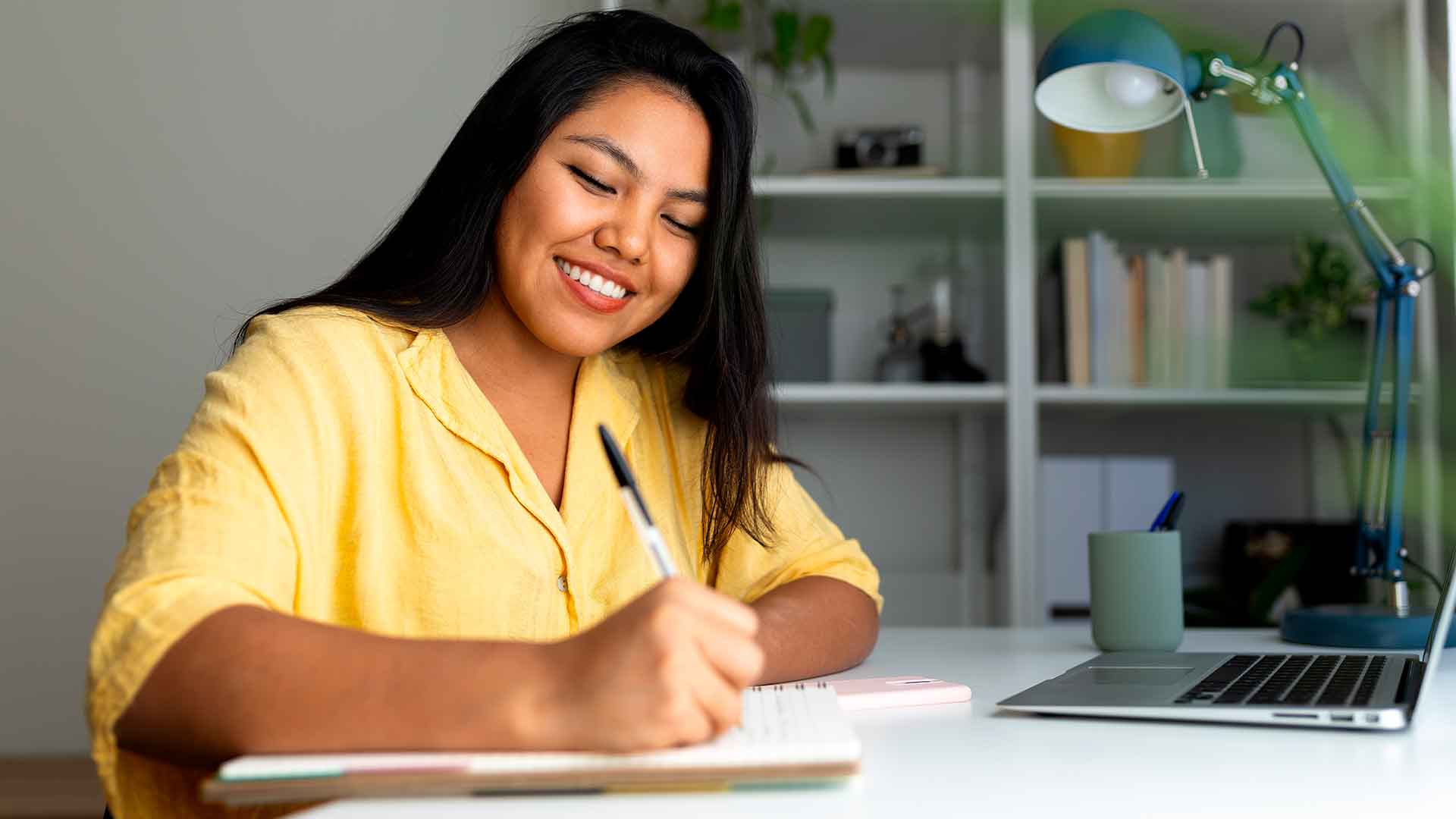 Joven estudiante preparando su documentación para consultar si para estudiar en España se necesita visa y gestionar sus trámites académicos.