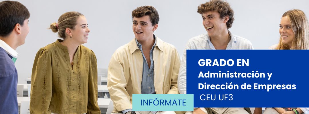 Estudiantes de la clase de primero que le cuentan qué es Administración y Dirección de empresas a futuros alumnos interesados