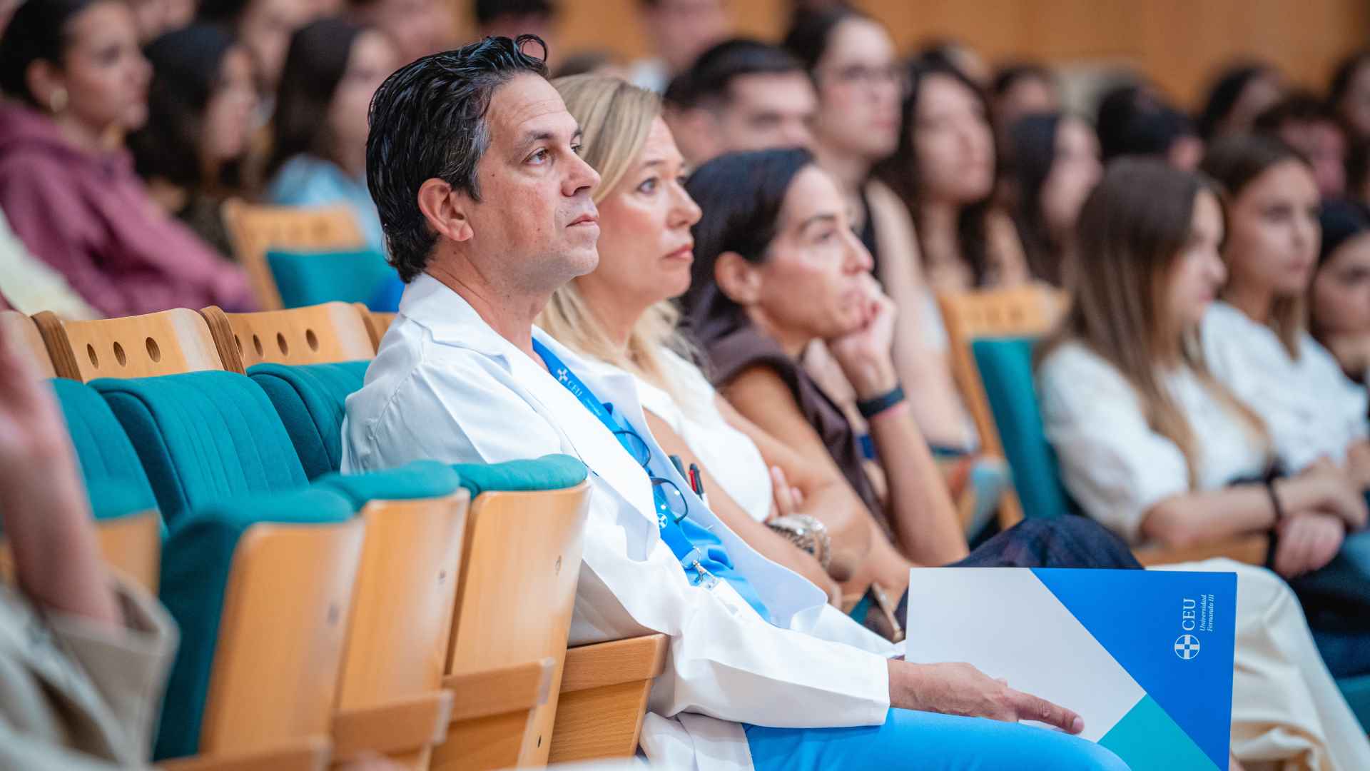 Profesores de la Universidad CEU Fernando III asisten a la sesión teórica de reanimación cardiopulmonar