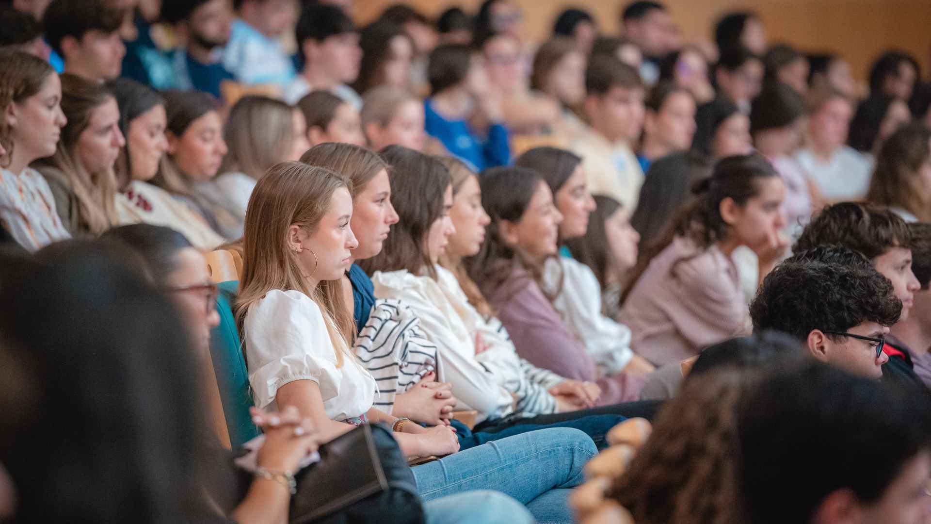publico asiste a charla formativa de reanimación cardiopulmonar