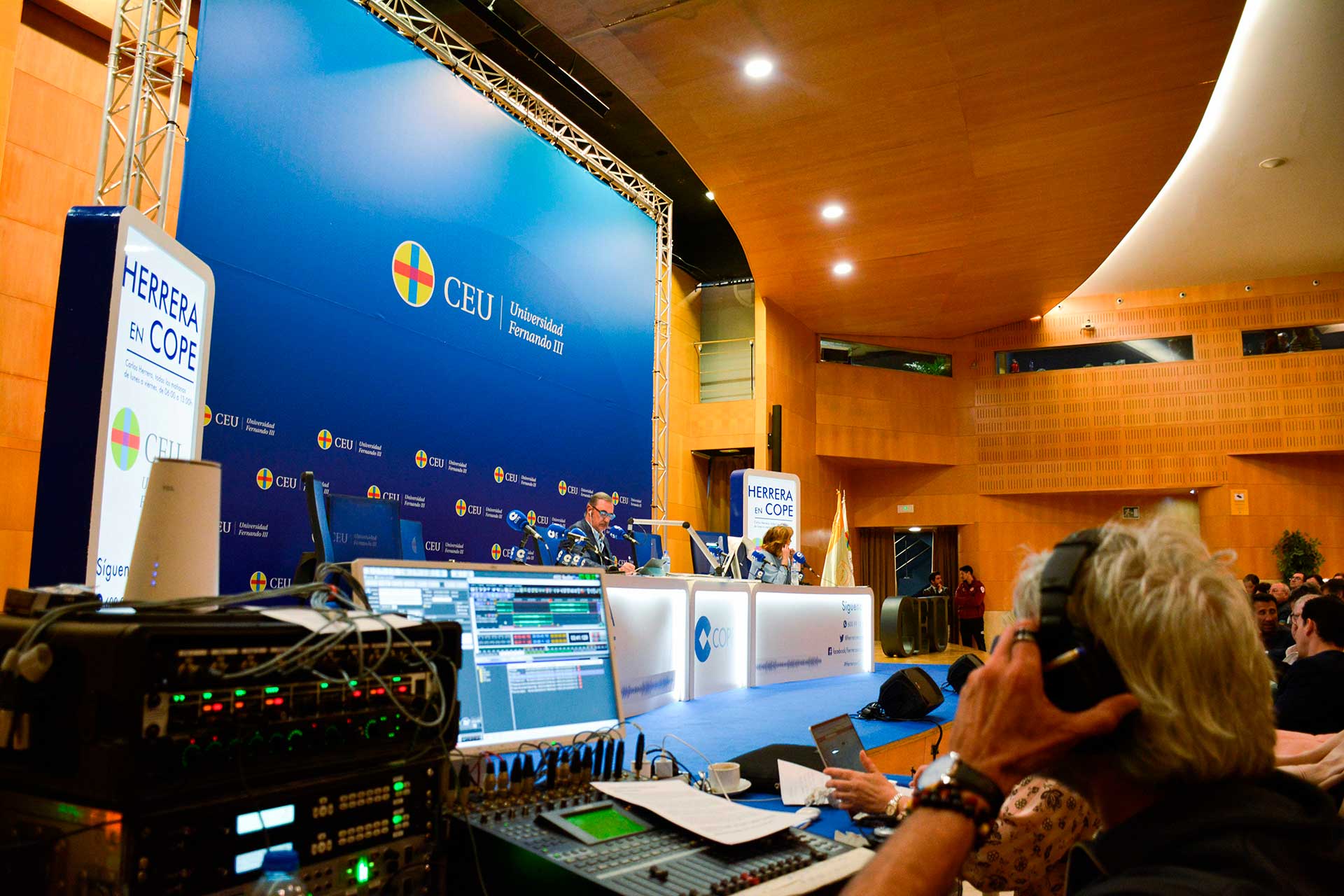 Técnicos de radio durante la retransmisión del programa Herrera en COPE