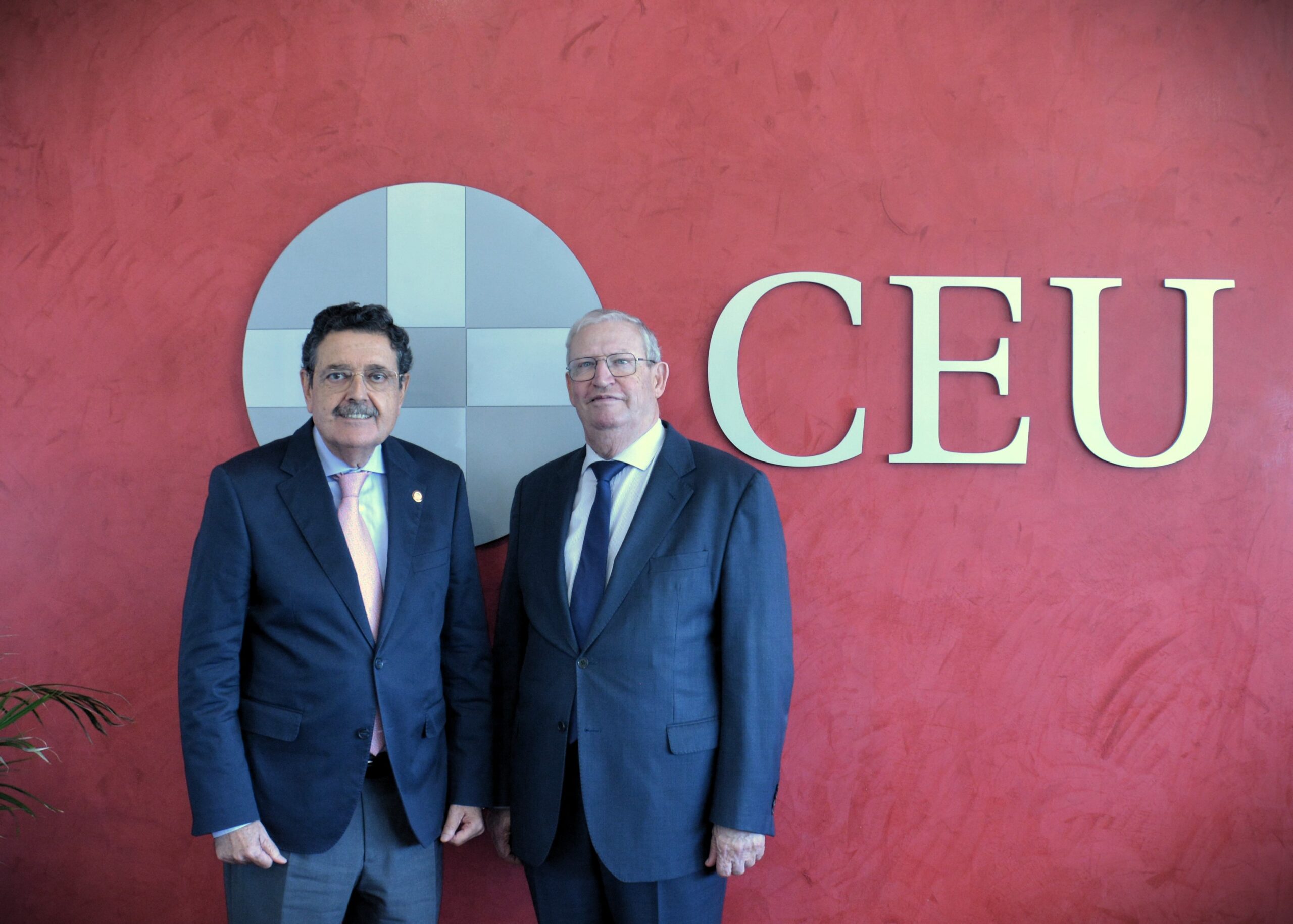 Francisco Vélez y José Alberto Pare4jo sellan un acuerdo de colaboración entre la Universidad CEU FErnando III y el Consejo General de Hermandades y Cofradías de Sevilla