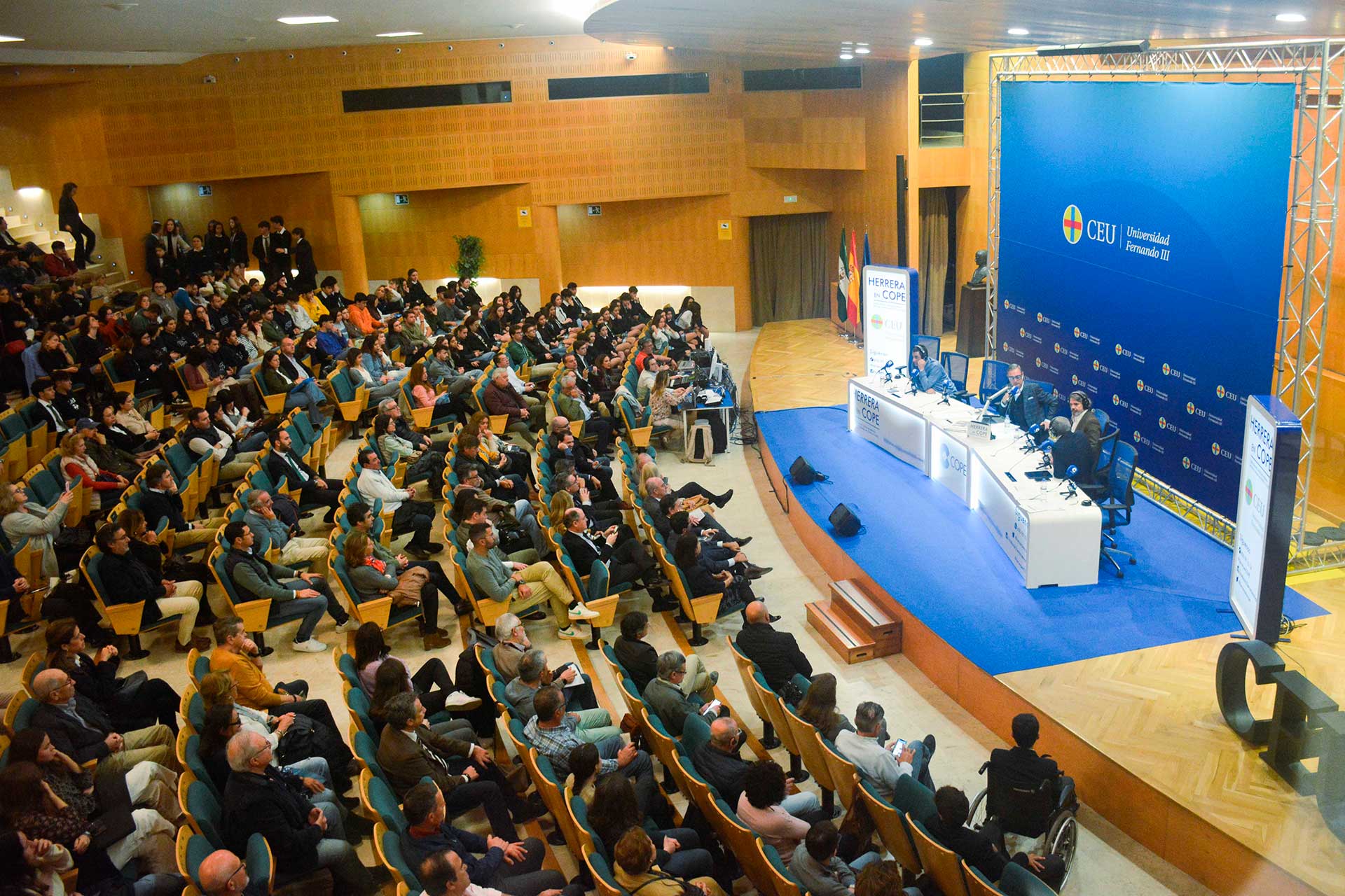 Salón de actos de la Universidad CEU Fernando III durante la retransmisión en directo del programa Herrera en COPE.
